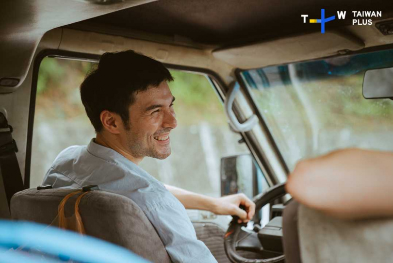 鳳小岳回憶，片中使用的廂型車有一些年紀，也有一些個性，拍攝第一天的第一顆鏡頭，它就現場直接拋錨，必須邊拍、邊跟這台車找到相處方式，「我覺得非常有意思，很喜歡。」（圖／TaiwanPlus）
