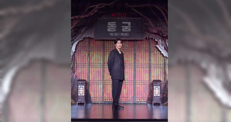 曹承佑做足準備出席記者會，對現今流行的YAHO手勢非常熟練。（圖／Netflix提供）