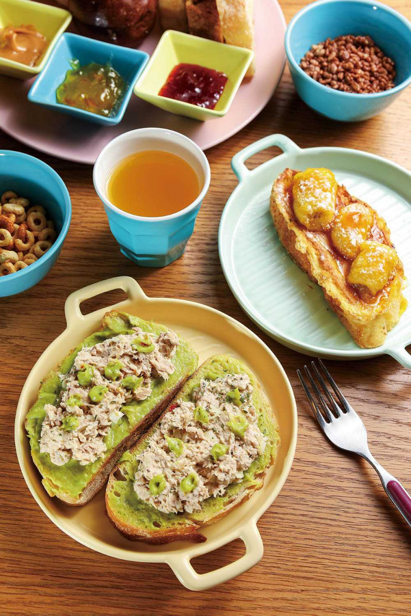 住宿早餐除傳統小卷米粉之外，新增鮪魚酪梨、法式香蕉吐司等西式選項。（圖／焦正德攝）