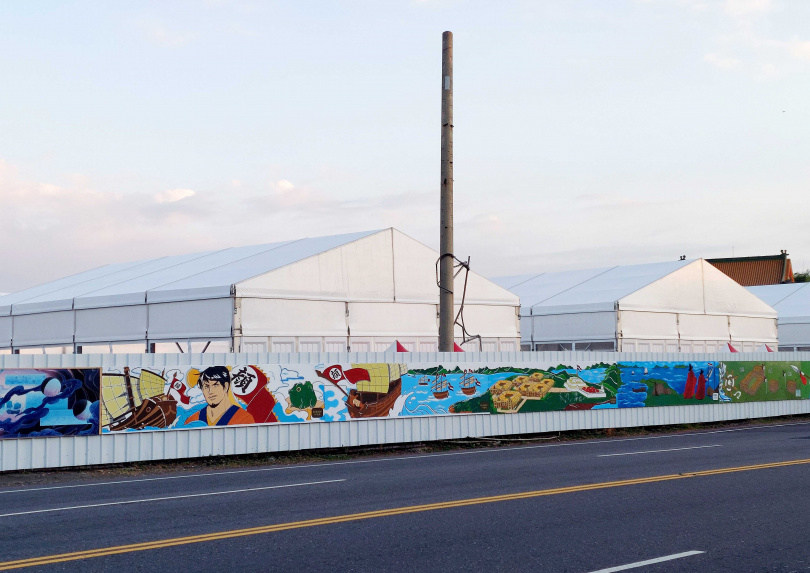   設置於北港糖廠對面長約162.1米的藝術故事彩繪牆。（圖／魏妤靜攝）  