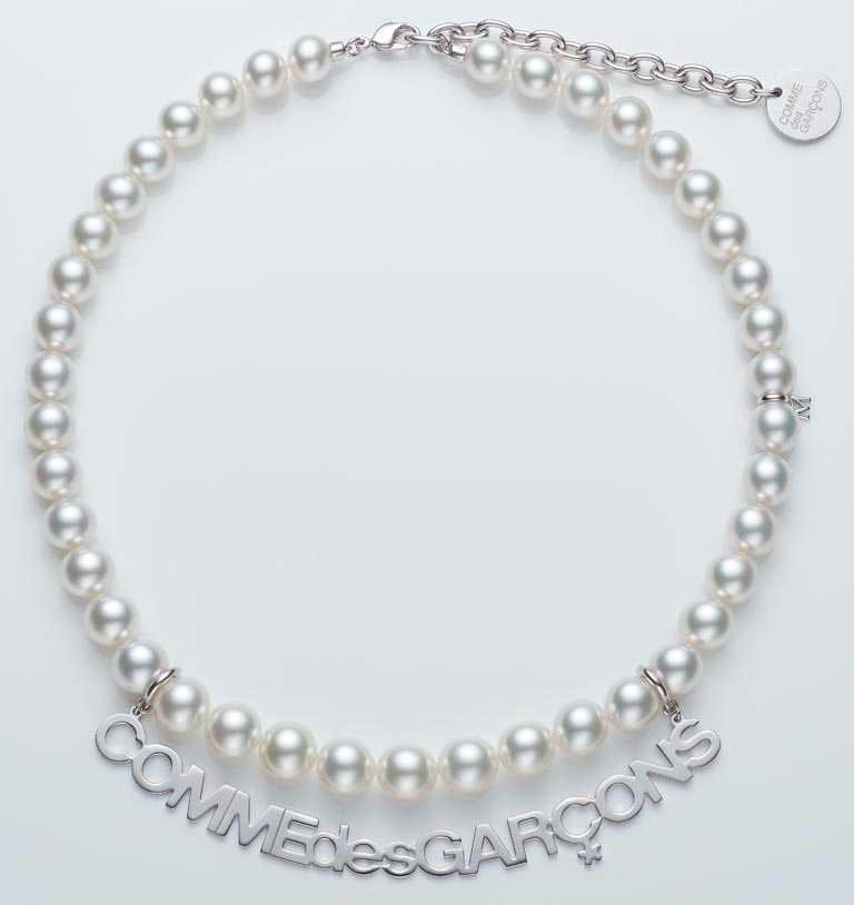 MIKIMOTO x COMME des GARÇONS聯名系列南洋珍珠串鍊，Logo款╱1,140,000元。（圖╱MIKIMOTO提供）