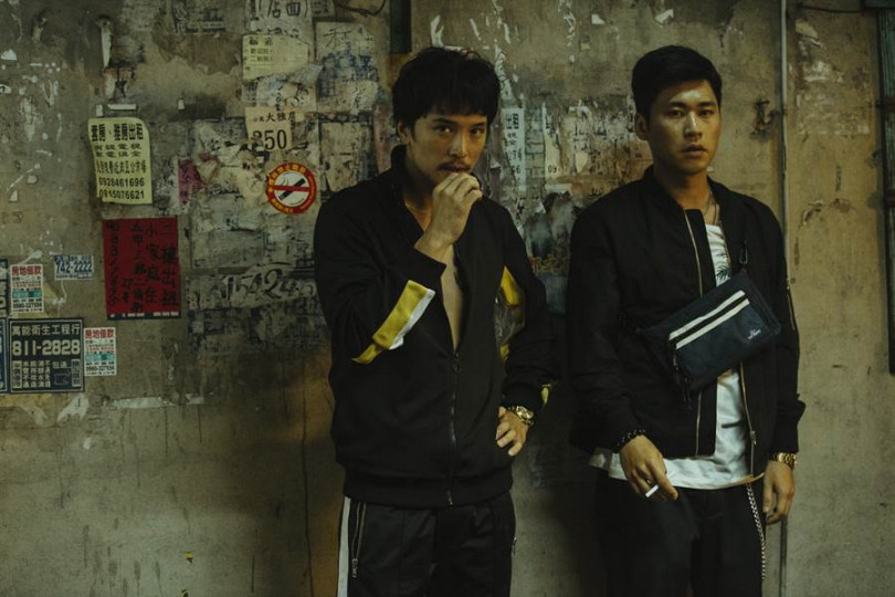 邱澤（左）和黃迪揚在電影《江湖無難事》拍攝現場。(圖／華映提供)