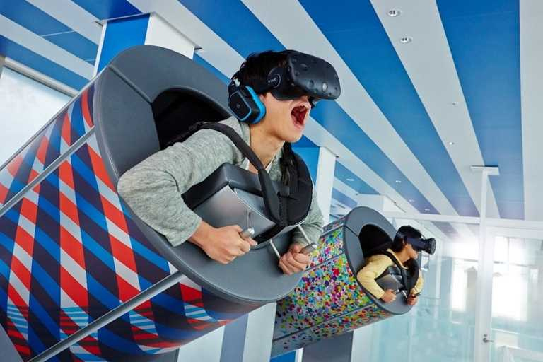 「SKY CIRCUS 陽光60瞭望台」的「東京砲彈飛行」VR體驗，乘客將化身成砲彈飛人，上下左右傾斜晃動於東京上空，感受相當刺激。（圖片來源：ⒸSunshineCity Corporation ）