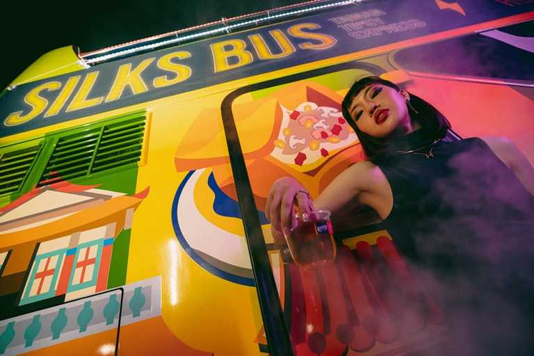 台南晶英「府城微醺巴士」主題佈置將觀光巴士全面改造成移動夜店。（酒後不開車，未滿18歲請勿飲酒）