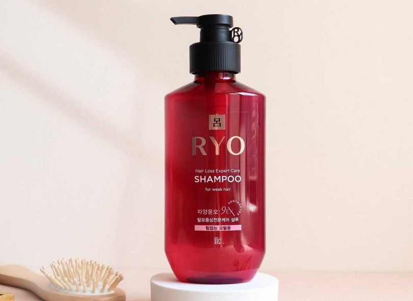 呂Ryo滋養韌髮系列-扁塌無力髮專用洗髮精400ml／420元  特別添加有五味子提取物和山茶油，協助強化秀髮彈性及光澤。（圖／品牌提供）