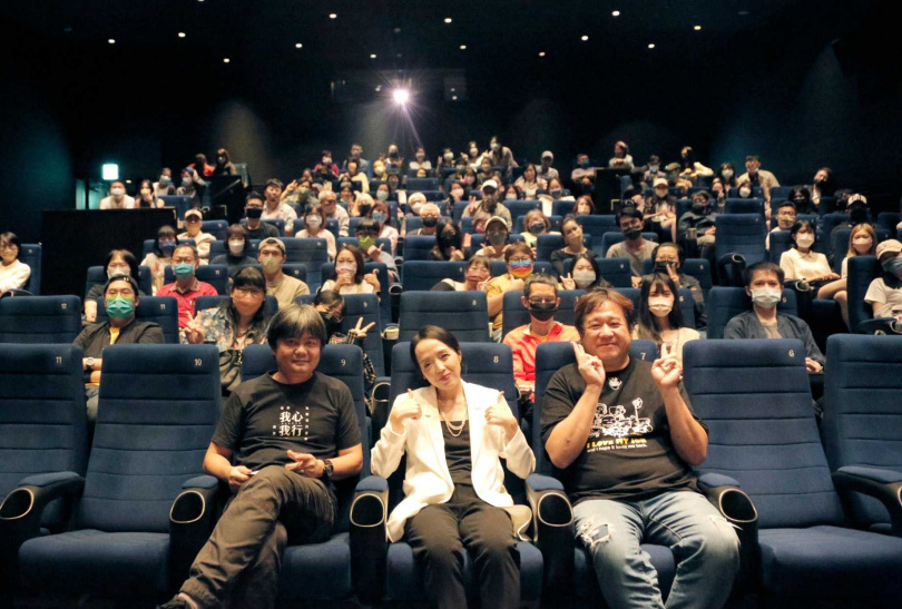 《我心我行》導演姚宏易（左起）、許芳宜、瞿友寧在戲院合照。（圖／三乘影像事務所）