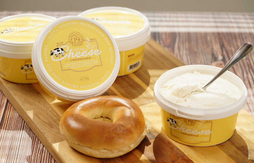 19號軟質鮮奶油乳酪特點是不需退冰，即可直接用於烘焙。（270元，圖／峻鼎食品提供）