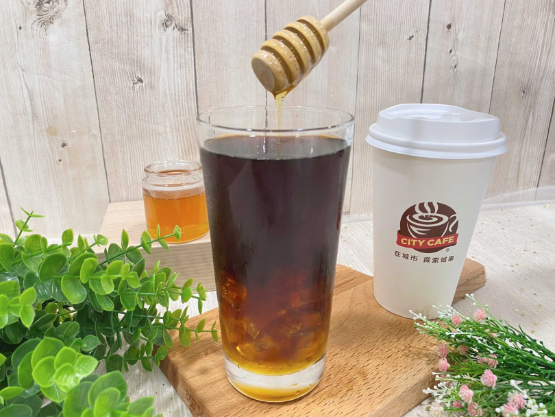 CITY CAFE也推出「春天品茶賞」活動，即日起至4/4止，CITY CAFE皇家伯爵紅茶拿鐵與贅沢八女抹茶拿鐵任選第2杯半價優惠。