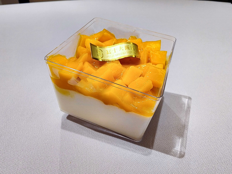 愛文芒果奶酪：雪白鮮奶酪，鋪滿新鮮台灣愛文芒果，入口滑順酸甜交會。