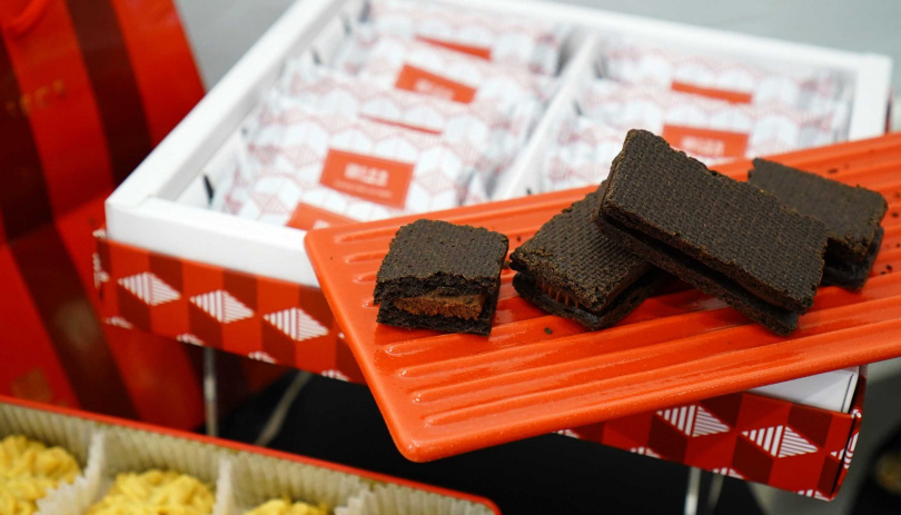 「莎布蕾巧克力夾心」入口輕咬酥碎如沙，擁有獨特黑可可與奶油鹹香。（450元／10入，圖／魏妤靜攝）