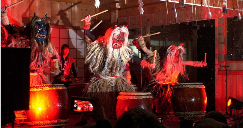 秋田有許多特色祭典，圖為冬天舉辦的生剝鬼柴燈祭。（圖／燦星旅遊提供）
