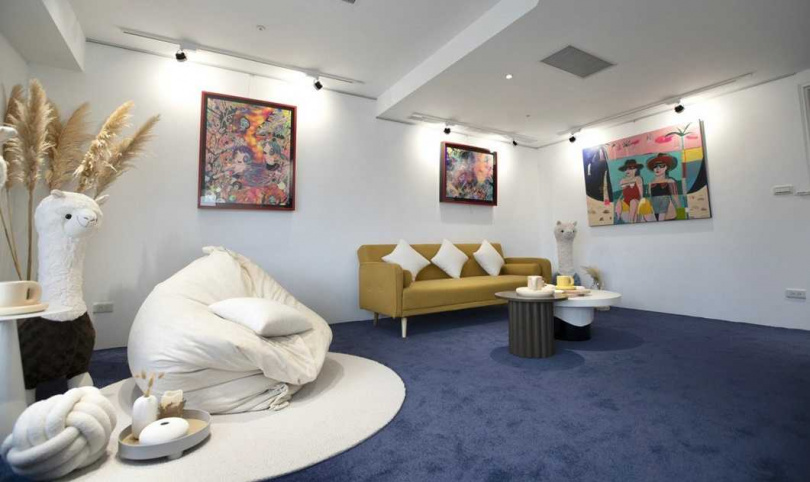 「美寓套房101」不只有畫作裝飾，還有舒適的沙發休憩區。（圖／美寓藝術文旅提供）