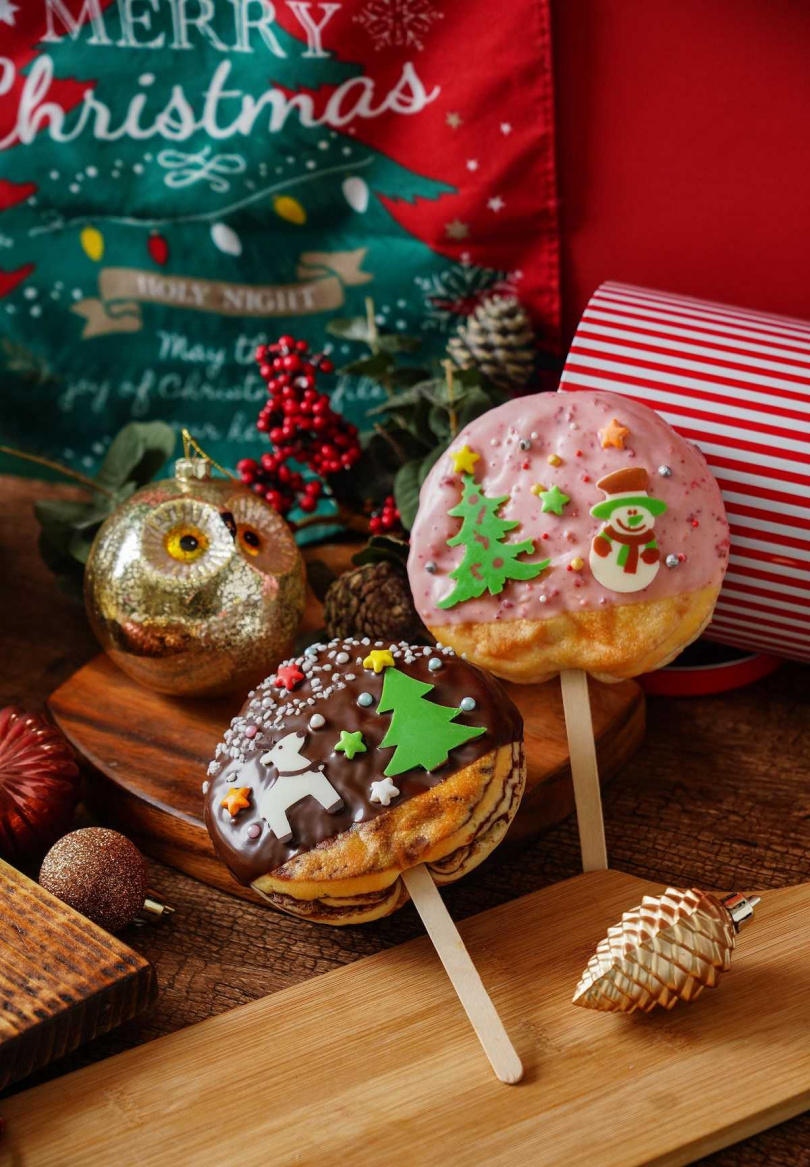 浮誇系甜點則有和孩童臉一般大的「草莓聖誕棒棒糖」與「巧克力聖誕棒棒糖」，以大理石麵包體改良，滿足視覺、味覺享受。