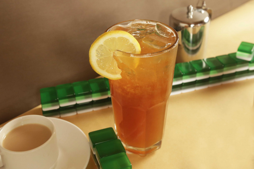 世界紅茶專賣店《一手私藏》推出新品「半島凍檸」，每杯售價55元。（圖／一手私藏提供）