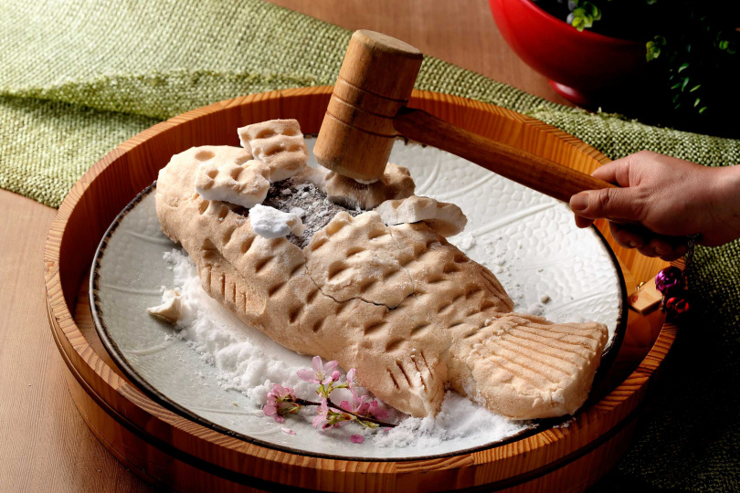 欣葉日本料理推出春季限定的日本傳統料理「鹽釜燒」主題展演，邀請民眾敲出一年的好運氣。