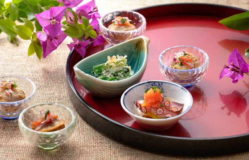 NAGOMI和食饗宴春季料理－花見先附「櫻煮章魚柑橘醋」、「扇貝春芽綠味噌」、「培煎胡麻芥藍花」。