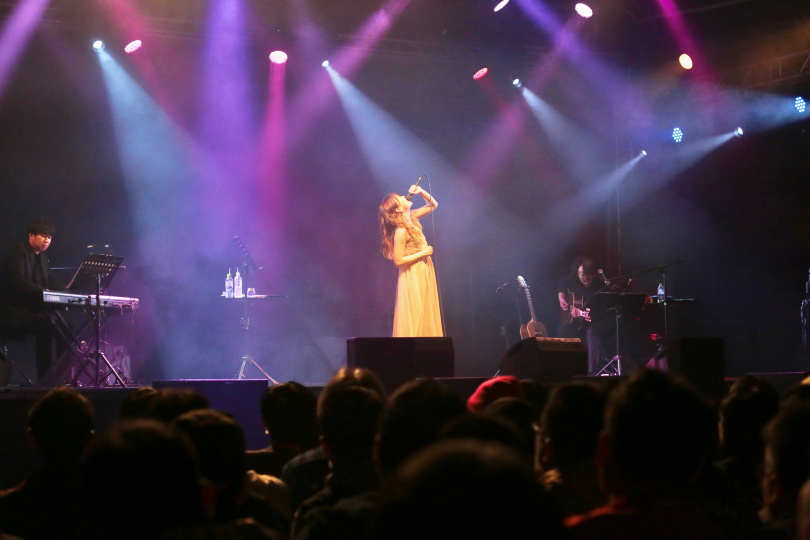 May'n以自彈自唱的方式演唱周杰倫的〈蝸牛〉。（圖／好玩提供）