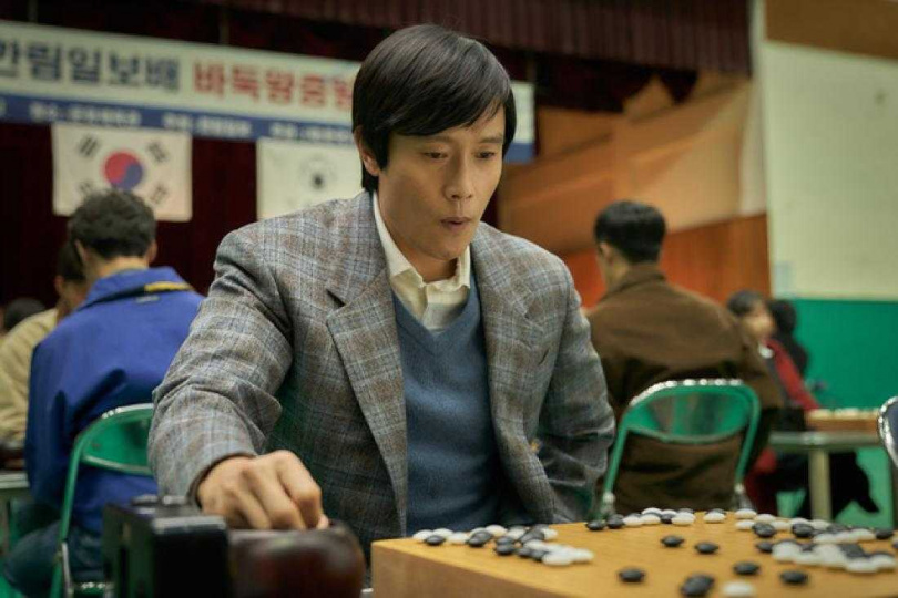 《終極對弈》李秉憲飾演韓國圍棋國手曹薰鉉，也是是韓國現代圍棋第一代的開創者。（圖／翻攝自韓網）