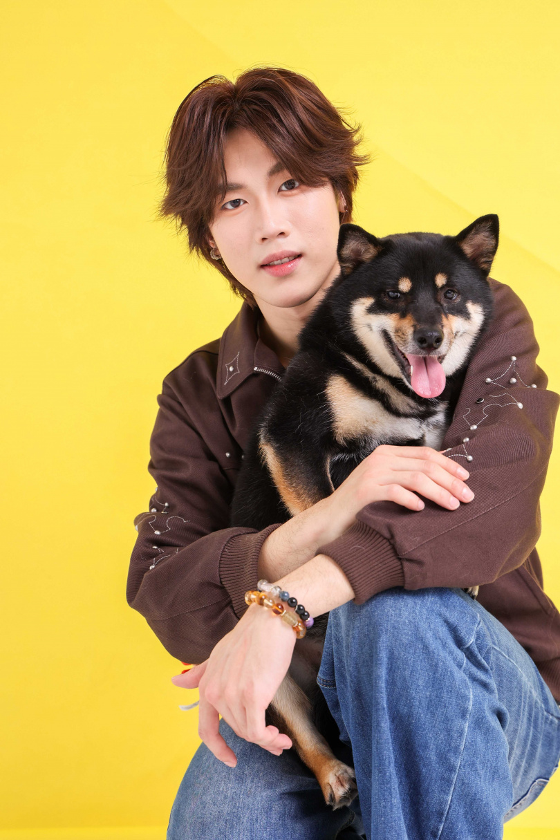 一直想養毛孩的韓晨，因緣際會從學長手中收編了柴犬ODDY。（圖／林士傑攝）