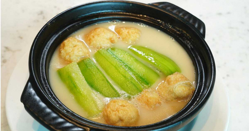 湯中不見魚肉、入口卻「魚」味滿滿的「魚湯魚腐浸絲瓜」，搭配絲瓜帶出甘潤鮮甜，自製的魚腐口感則介於魚漿與豆腐之間、不失彈性。（680元，圖／魏妤靜攝）