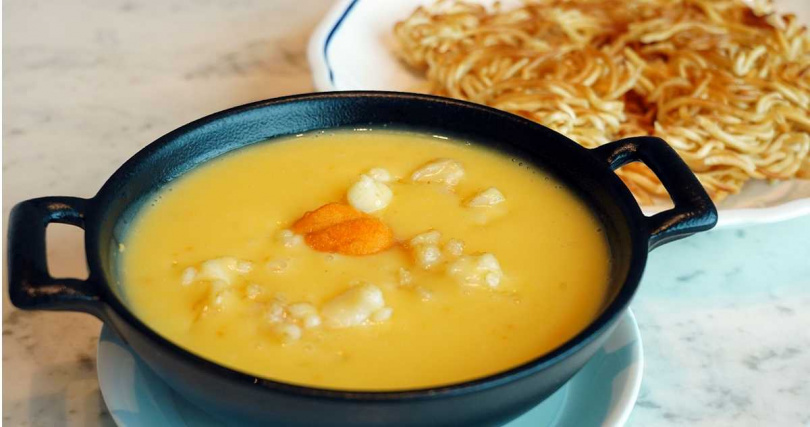 「芝士海膽焗龍蝦球伊麵」醬汁滑順不膩，搭配慢煎至酥脆的伊麵又增添了口感。（1,880元，圖／魏妤靜攝）