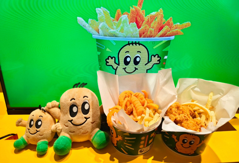 Potato Corner除了可單點薯條,也推出「薯條+捲捲薯」(左,178元)、「薯條或捲捲薯+雞米花」(198元)的雙拼選擇,試營運消費滿200元還可加購Poco玩偶。(圖/魏妤靜攝)