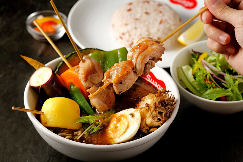 在日本，「脆皮雞腿肉串湯咖哩」為最具代表性的必吃名物。