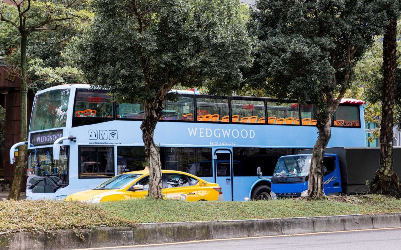 Wedgwood藍色觀光巴士白天晚上皆可搭乘，分為紅藍路線，行經國父紀念館、行天宮、西門紅樓等景點，車輛上也會搭配中、英、日、韓的多語系導覽系統，方便了解各景點資訊。(圖／品牌提供)