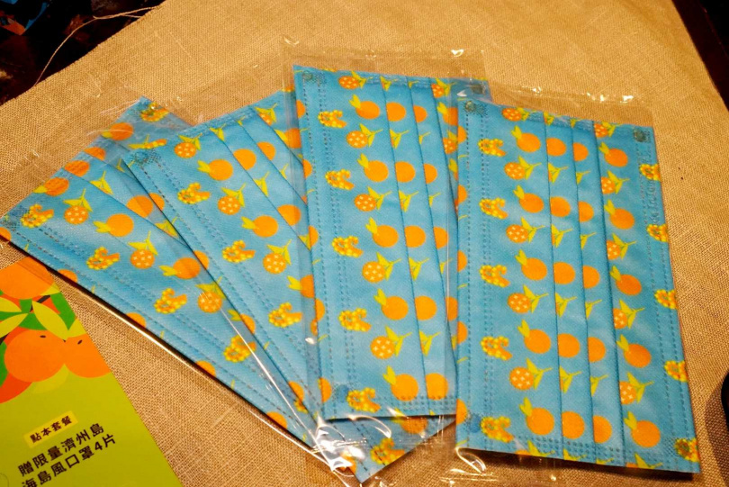 點「濟州海陸饗宴四⼈套餐」還送可愛的限量濟洲島海島風口罩4片。