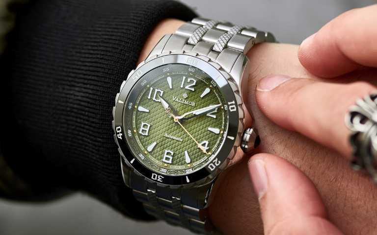 VALIMOR「Kilgharrah炎龍」系列，潛水100米限量版腕錶╱不鏽鋼錶殼，40mm，8315型60小時動力儲存自動機械機芯，鋼鍊帶╱15,800元。（圖╱VALIMOR提供)