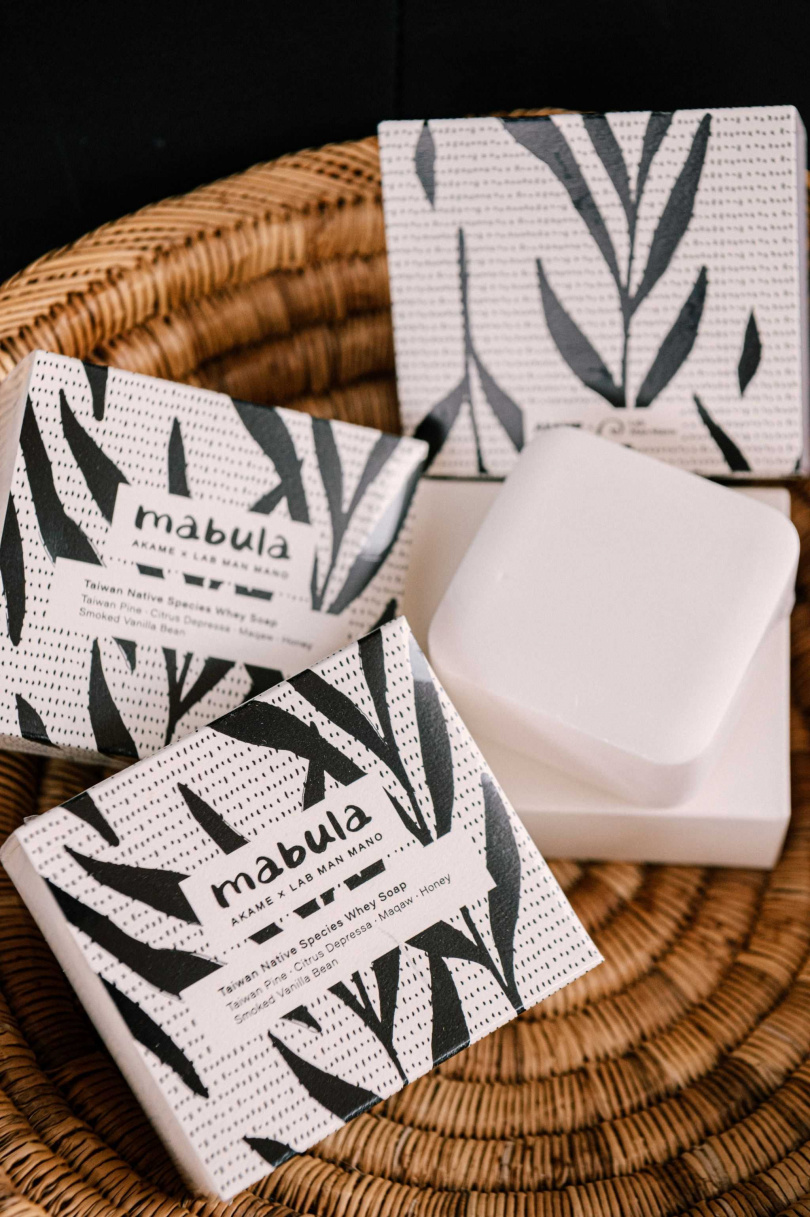 和慢慢弄．乳酪坊共同研發的「Mabula 手工乳清皂」以彭天恩料理時常用的台灣原生香料如五葉松作為基底，做出獨家香氣的手工皂。(圖片提供/AKAME)