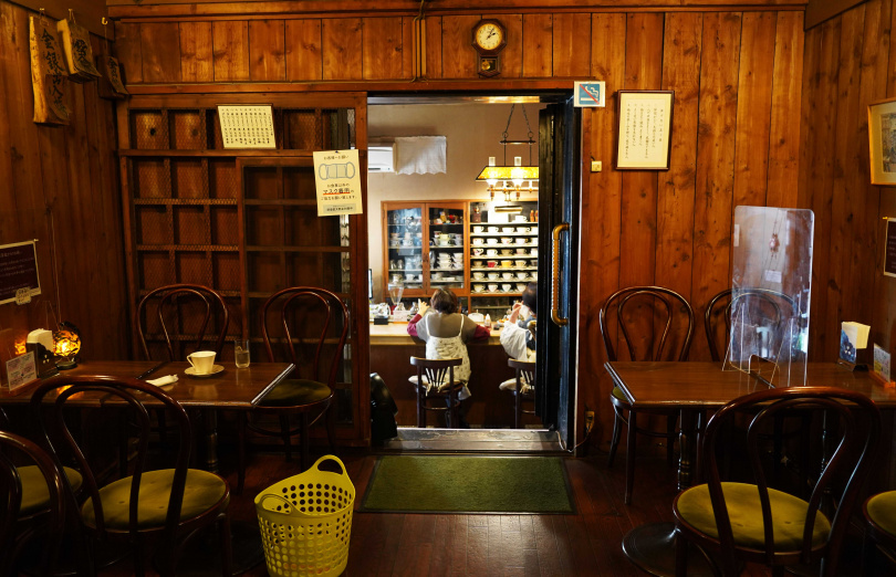 以木質調構建的老喫茶店相當溫馨，牆上還掛有如舊時的電話、帳簿等老物件。（圖／魏妤靜攝）