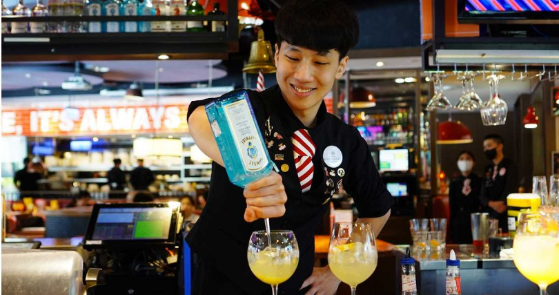 2022 TGI FRIDAYS台灣花式調酒大賽亞軍Jacky，為了推廣調酒賽事，也在現場展現花式調酒魅力。（圖／魏妤靜攝）