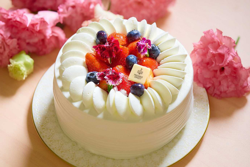 「甜莓心悅」 莓果香緹奶油蛋糕，使用草莓與香草莢製成口感輕盈綿密的戚風蛋糕，搭配香草泡芙餡與草莓香緹。