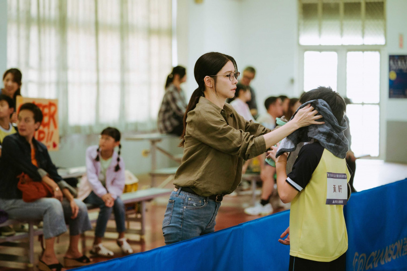 徐若瑄在《乒乓男孩》飾演在背後支持兒子打球的媽媽。（圖／華納兄弟提供）