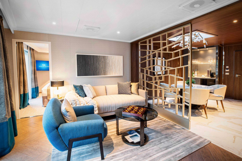 「星空套房艙」的奢華起居空間最多可容納5位賓客入住,並設有多種娛樂設施。(圖/公主遊輪提供)