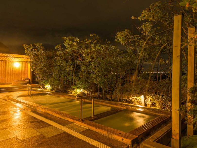 溫泉區共有9間各具特色的旅館和飯店,從大型浴場到附設露天浴池的客房,提供多元選擇。(圖/琵琶湖山谷)