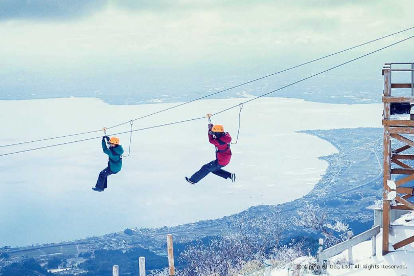 有別於多數滑索設施僅在夏季營運,琵琶湖山谷的「滑索探險」特別延續至雪季。(圖/琵琶湖山谷)