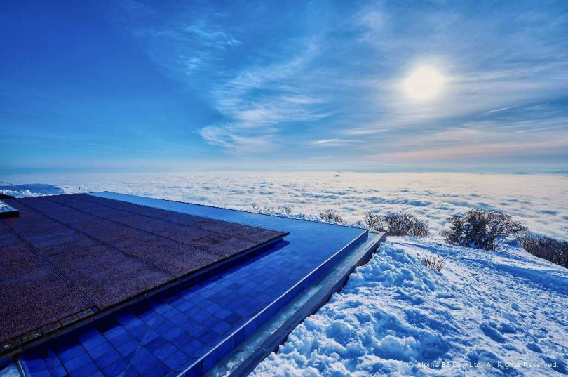 琵琶湖觀景台水池與琵琶湖的「無邊際」視覺效果,因皚皚白雪與湛藍湖水的對比成為社群打卡熱點。(圖/琵琶湖山谷)