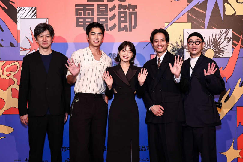 台日合拍《鼠一般的你》改編自吉本芭娜娜《手套與憐憫》中同名小說,(左起)導演真壁幸紀、演員曾敬驊、岸井雪乃、藤原季節與製片阿部豪合體出席台北電影節記者會。(圖/台北電影節)