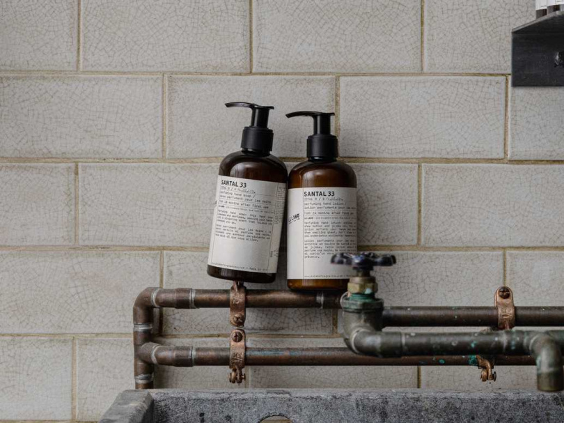 Le Labo Santal 33檀香33香氛洗手露237ml／1,900元、Le Labo Santal 33檀香33香氛護手乳237ml／2,250元。（圖／品牌提供）