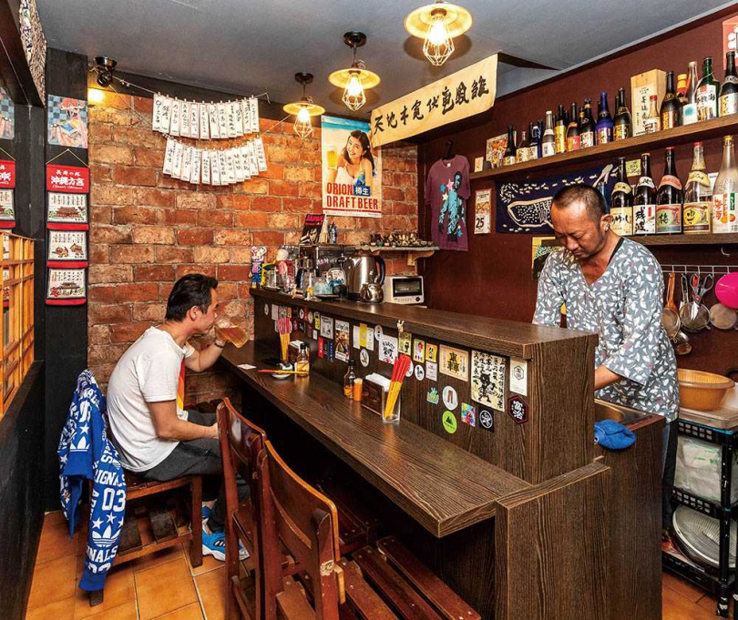 主賣沖繩下酒菜和酒品的「酒場清志郎」，是傳統市場的隱藏版美食。（圖／焦正德攝）