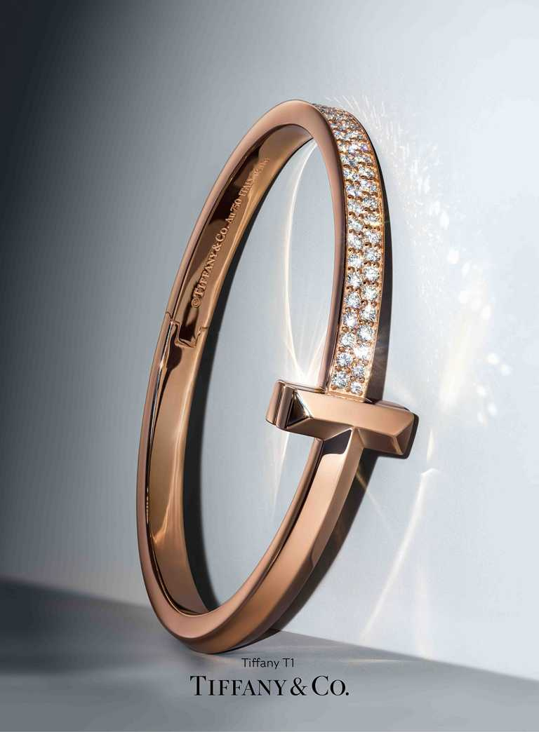 TIFFANY & CO. 「T1」系列，18K玫瑰金寬版鋪鑲鑽石手環╱705,000元。（圖╱TIFFANY & CO.提供）
