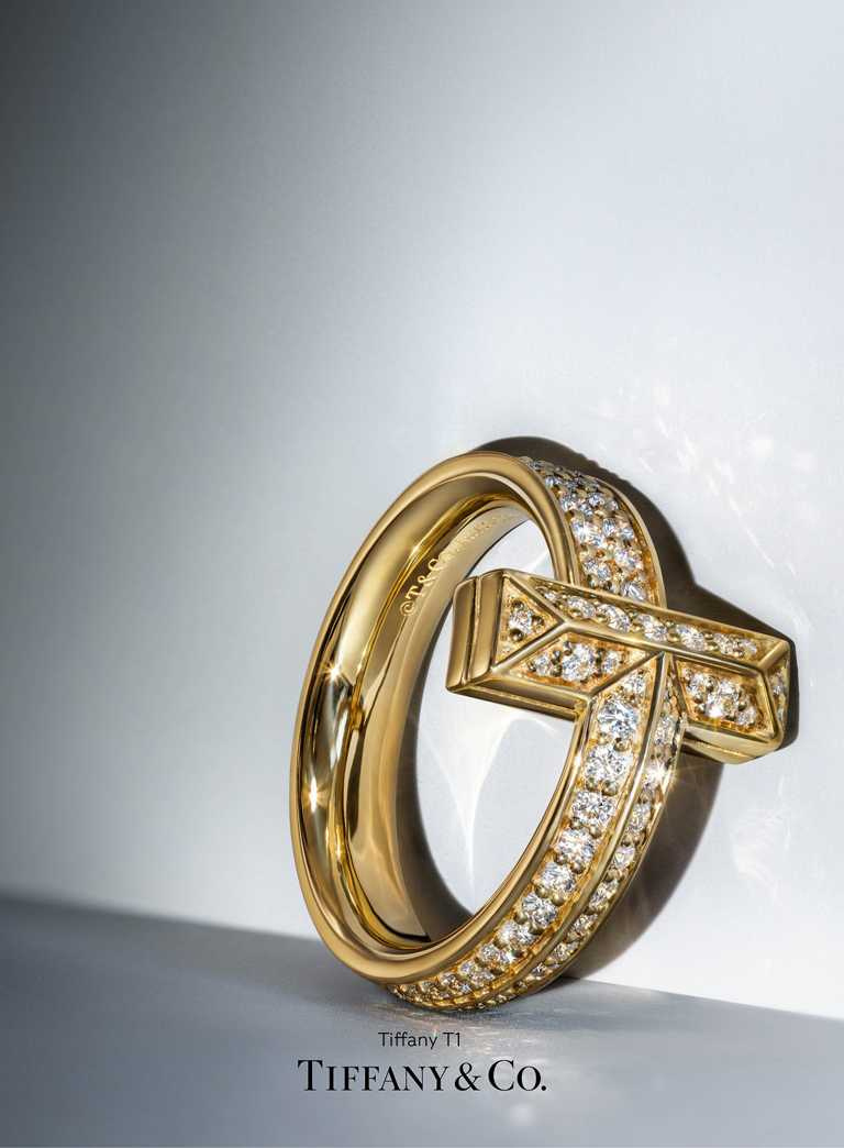 TIFFANY & CO.「T1」系列，18K金寬版鋪鑲鑽石戒指╱201,000元。（圖╱TIFFANY & CO.提供）