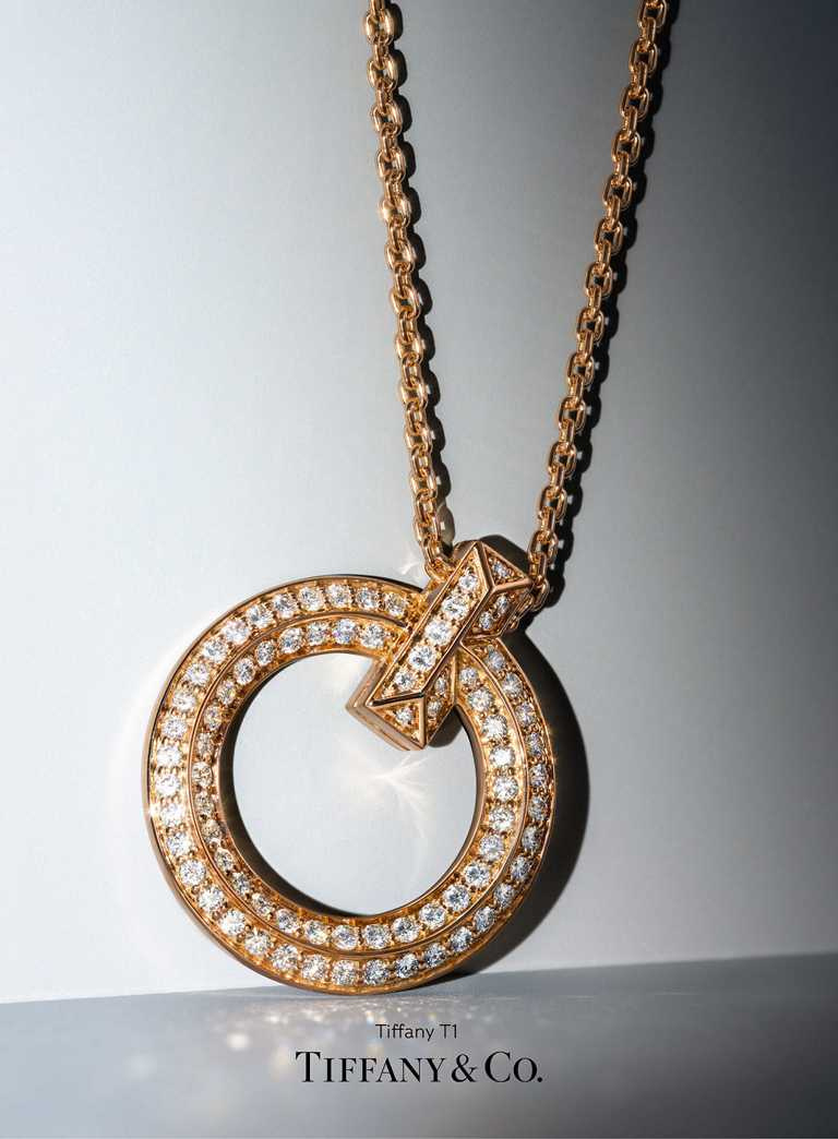 TIFFANY & CO.「T1」系列，18K玫瑰金圓形鋪鑲鑽石項鍊╱247,000元。（圖╱TIFFANY & CO.提供）