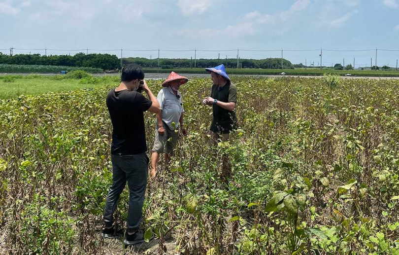Life in Taiwan YouTuber 英國叔叔（右）前往雲林安石製豆所體驗一日豆農。（圖／SUNFRIEND MOUTH提供）