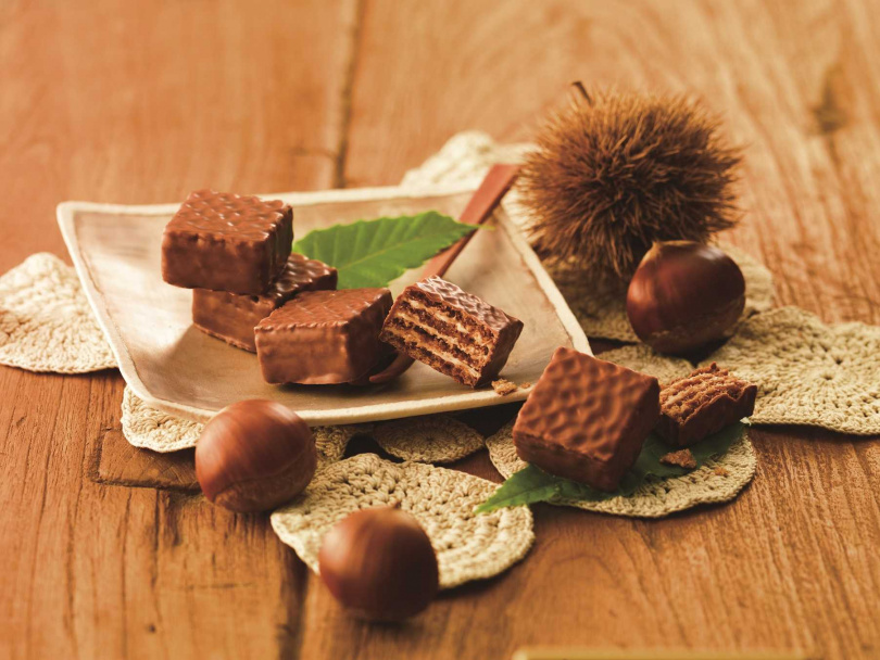 「蒙布朗栗子奶油 巧克力威化」12片 480元/盒，充滿栗子香味蒙布朗奶油，包裹在四層威化巧克力夾心中，酥脆的巧克力威化搭上柔和甜味的蒙布朗栗子奶油，更增添巧克力豐富層次。