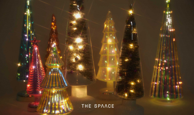 造型聖誕樹擺設是來自世界首屈一指的美術館 MoMA，溫暖的LED燈光，讓各式花色的聖誕樹充滿佳節氛圍。