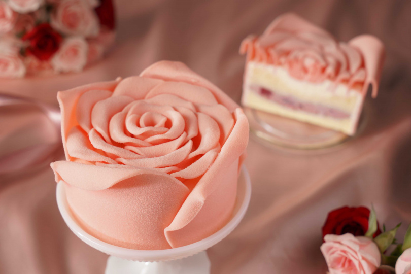 今年七夕情人節，BAC將牛郎織女的永恆約定雕塑成象徵初戀甜美的粉紅玫瑰花，打造充滿浪漫遐想的「玫瑰夕語」蛋糕！