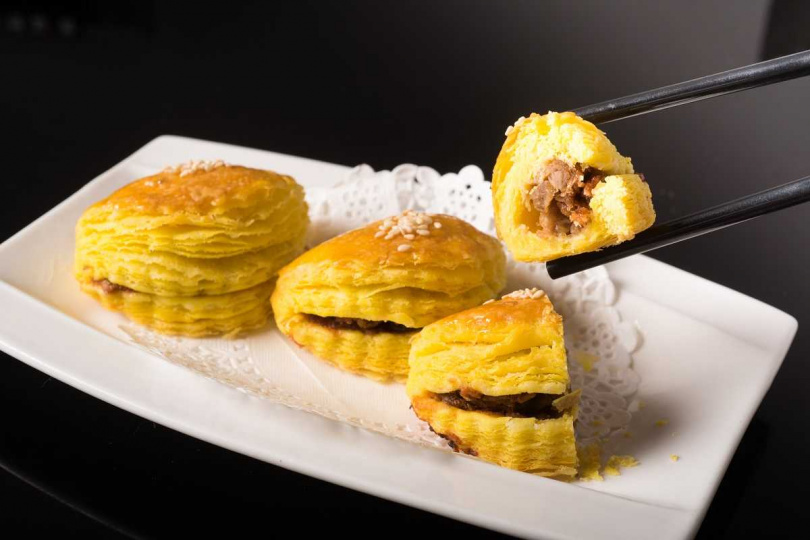 手工製作的「港式叉燒酥」，千層酥皮細緻酥脆。(圖／六福旅遊集團提供)